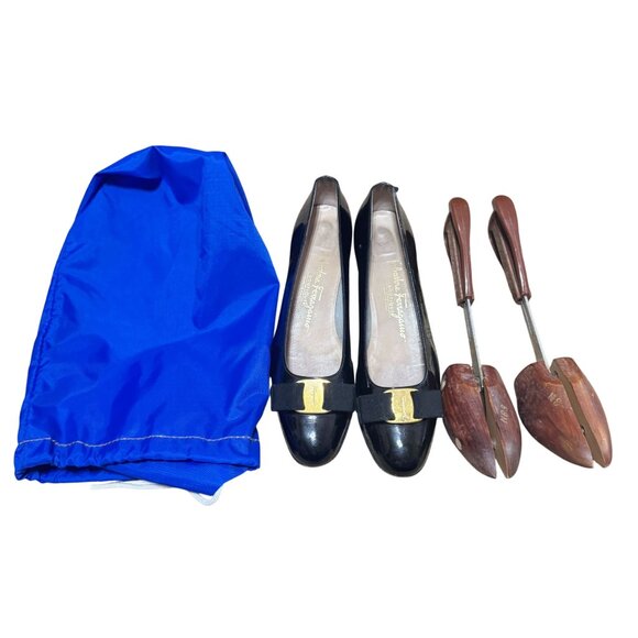 Salvatore Ferragamo Black Patent Leather Heels Sz 8.5 AA Gold Buckle & Bow Detai - Picture 3 of 8